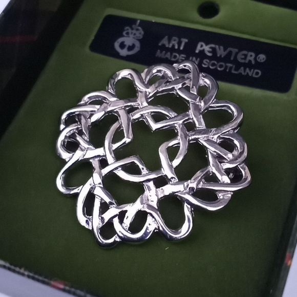 NIB 1996 Made in Scotland Solid Pewter Celtic Love Knot Four Mary's Brooch Pin - Picture 3 of 8